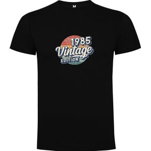 Zwart T-Shirt met Kleurrijke print “ Vintage 1985 Edition– Humor – Leeftijd - Retro “ Print Full Color Maat S