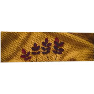 Vlag - Kleine Rode Blaadjes van Plant op Okergeel Deken - 120x40 cm Foto op Polyester Vlag