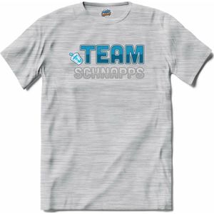 Team Schnapps | Grappige apres ski dank shirt | Wintersport kleding - T-Shirt - Unisex - Donker Grijs - Gemêleerd - Maat XL