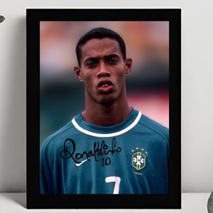 Ronaldinho Ingelijste Handtekening – 15 x 10cm In Klassiek Zwart Frame – Gedrukte handtekening – Voetbal - FC Barcelona - Braziliaans Elftal - Football Legend R10