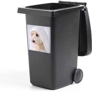 Container sticker Een witte Maltezer hond kijkt uit een raam - 40x40 cm - Kliko sticker