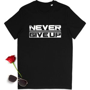T shirt met positieve quote 'Never give Up' - Dames en heren t-shirt met tekst - Mannen en vrouwen maten (unisex) S t/m 3XL - Shirt kleur: zwart.