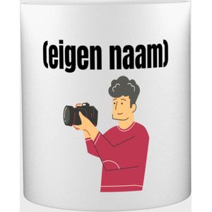 Akyol - fotograaf man grijs haar met eigen naam Mok met opdruk - fotograaf - fotografen - mok met eigen naam - leuk cadeau voor iemand die houd van foto's maken - cadeau - kado - 350 ML inhoud