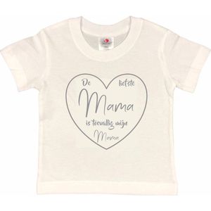 T-shirt Kinderen ""De liefste mama is toevallig mijn mama"" Moederdag | korte mouw | Wit/grijs | maat 110/116 (XS)