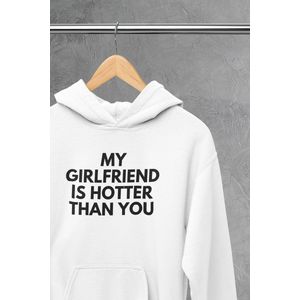 Hoodie - My girlfriend is hotter - Wurban Wear | Grappige hoodie | Leuk cadeau | Unisex hoodie | Meme | Meme kleding | Viespeuk | Grappige kleding | Grappige trui | Dubbelzinnige kleding | Wit