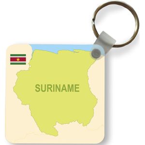 Sleutelhanger - Uitdeelcadeautjes - De kaart van Suriname geïllustreerd met de vlag ernaast - Plastic