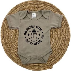 Romper | NO SLEEP CLUB - baby - newborn - grappig - tekst - zwanger - zwangerschap - zwangerschapsaankondiging | sand | maat 56