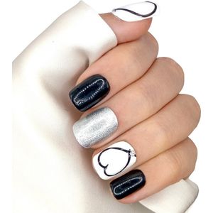 SD Press on Nails - No. 156 Heart Shaped - Kort Recht - Zwart met zilver en hartje - Plaknagels - Gelnagels - Handgemaakte Nagels - 20 stuks - Cosplay - Accessoires - (gel)Nagellak - Nagelstudio - Nail Art - Nagels met lijm - Korte Nageltips