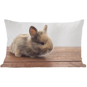 Sierkussens - Kussen - Baby konijn op een houten ondergrond - 50x30 cm - Kussen van katoen