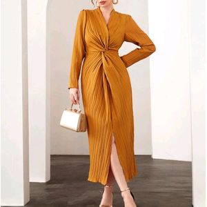 Sexy elegante corrigerende mosterdgeel jurk met split maat L