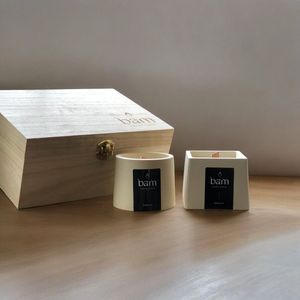 BAM kistje met 2 Vanille geurkaarsen met houten wiek in een lichtgeel handmade potje - 30 branduren (100g) per kaars - cadeautip - geschenk - vegan