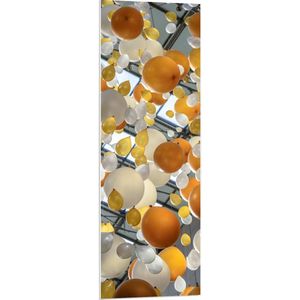 PVC Schuimplaat- Witte en Oranje Ballonnen Zwevend in de Lucht - 40x120 cm Foto op PVC Schuimplaat