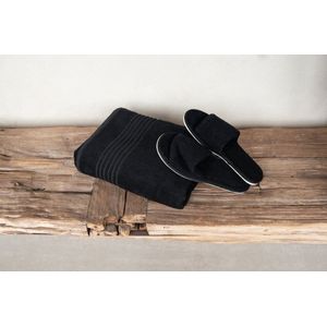 Saunapakket Zwart | Saunadoek + Slippers - schoenmaat 39/40 [wordt geleverd in zwarte cadeaudoos] - sauna cadeau man | vrouw | moeder - sauna cadeaupakket - sauna cadeauset - kerst cadeau - kerstcadeau voor vrouwen - kerstcadeau voor mannen