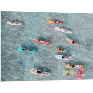 PVC Schuimplaat- Bovenaanzicht van Groep Surfers op Verschillende Kleuren Planken - 100x75 cm Foto op PVC Schuimplaat