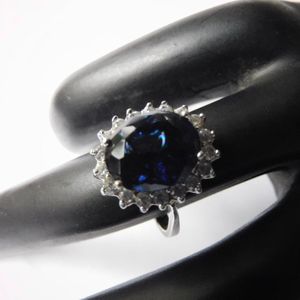 Hetty""s - Koninklijke ring- Grote Saffier(imitatie) - Rand van Zirconia'S - maat 18-