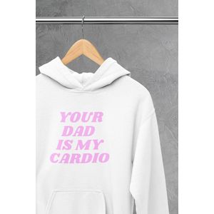 Hoodie - Your dad is my cardio - Wurban Wear | Grappige hoodie | Leuk cadeau | Unisex hoodie | Meme | Meme kleding | Viespeuk | Grappige kleding | Grappige trui | Dubbelzinnige kleding | Wit & Zwart