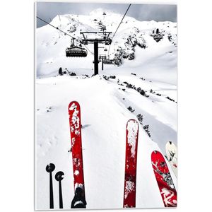Forex - Rode Ski's in Skilift  - 40x60cm Foto op Forex