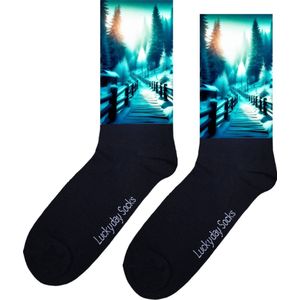 Winter bos - Opkikker - Grappige sokken - Valentijns cadeau - Verjaardag cadeau - Kerst cadeau - Grappige sokken - Leuke sokken - Vrolijke sokken - Kerst sokken - Sneeuw - Brug - Vaderdag - Moederdag - Socks die Happy maken - Maat 37-44