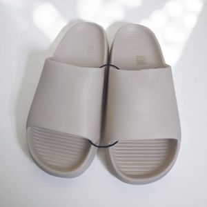 Heren slippers effen beige 45