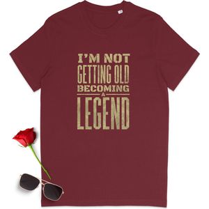 T shirt met tekst: I'm not getting old becoming a legend - Grappig heren t Shirt - Leuk dames tshirt - vrouwen en mannen t Shirt met quote - Unisex maten: S M L XL XXL XXXL - Shirt kleuren: Zwart Burgundy (bordeaux rood)