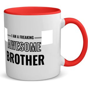 Akyol - i am a freaking awesome brother koffiemok - theemok - rood - Broer - de meest geweldigste broer - verjaardagscadeau - verjaardag - cadeau - cadeautje voor broer - broer artikelen - kado - geschenk - gift - 350 ML inhoud