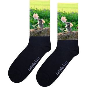 Veldmuis - Opkikker - Grappige sokken - Valentijn cadeau - Verjaardag cadeau - Sint cadeau - Leuke sokken - Bloem - Leuk cadeau - Vrolijke sokken - Cadeautje - Grappig cadeau - Kerstsokken - Vaderdag - Moederdag - Socks maken Happy - 37-44