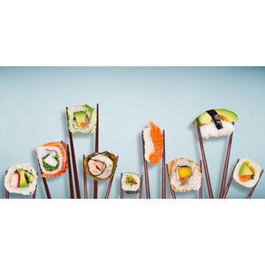 Traditionele japanse sushi-stukken geplaatst tussen eetstokjes, gescheiden op lichtblauwe pastelachtergrond. Zeer hoge resolutie afbeelding. - Moderne kunst canvas - Horizontaal - 1090150760 - 40*30 Horizontal