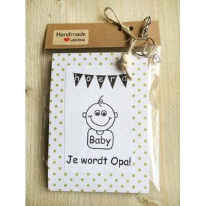 Kraamcadeau, hoera je wordt opa,  kadootje met babysokjes en sleutelhanger met bedelhart, verrassing, zwangerschap, zwanger, baby,