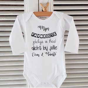 Baby Rompertje lange mouw met tekst: mijn favoriete plekje is heel dicht bij jullie oom en tante  wit - Maat 50-56