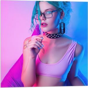 Vlag - Vrouw in Bikini bij Paars met Blauw Licht - 50x50 cm Foto op Polyester Vlag