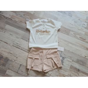 Zomers setje voor meisjes met opdruk Paris met pareltjes. Shortje heeft zakjes met een riempje aan de voorkant Maat 164