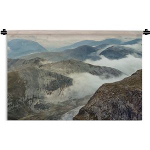 Wandkleed Ben Nevis - Wolkengordijn gaat richting de Ben Nevis in Schotland Wandkleed katoen 60x40 cm - Wandtapijt met foto
