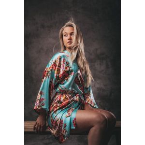 Kimono kort model met driekwart wijde mouw , lichtblauw met bloemen, Dames Kimono - one size