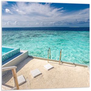 PVC Schuimplaat- Zwembad boven Tropisch Blauwe Zee in Luxe Vakantieverblijf - 100x100 cm Foto op PVC Schuimplaat