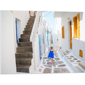 PVC Schuimplaat- Meisje in Blauwe Jurk door de Straten van Santorini, Griekenland - 80x60 cm Foto op PVC Schuimplaat