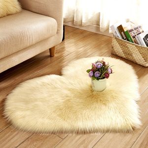 Qelus Beige Modern Hartvormig Vloerkleed met Lange Pluizen - Wasbaar - Hoogpolig Vloerkleed - Zacht fluffy Decoratie - Voor Stoel, Bank of Bed - 30x40 cm