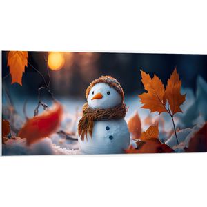 PVC Schuimplaat- Sneeuwpop met Bruine Sjaal en Muts in de Sneeuw tussen de Herfstbladeren - 100x50 cm Foto op PVC Schuimplaat