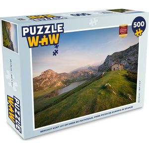 Puzzel Berghut kijkt uit op meer bij Nationaal park Picos de Europa in Spanje - Legpuzzel - Puzzel 500 stukjes