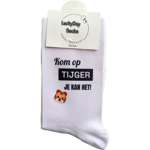 Kom op Tijger je kan het - Love - Hou van je - Verjaardag - Sterkte - Succes -Valentijns cadeau - Sokken met tekst - Witte sokken - Cadeau voor vrouw en man - Kado - Sokken - Verjaardags cadeau voor hem en haar - Verliefd - Vaderdag - Moederdag - Luc