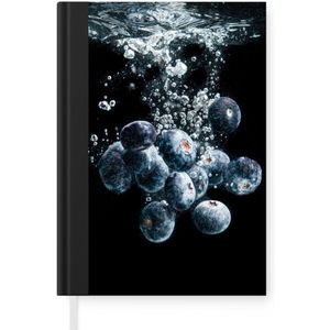 Notitieboek - Schrijfboek - Blauwe bessen - Fruit - bes - Stilleven - Water - Zwart - Notitieboekje klein - A5 formaat - Schrijfblok