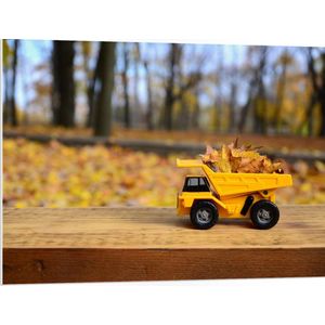 PVC Schuimplaat- Gele Mini Kiepwagen Gevuld met Herfstbladeren in het Bos - 100x75 cm Foto op PVC Schuimplaat