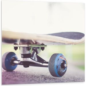 Forex - Skateboard met Blauwe Wieltjes - 100x100cm Foto op Forex