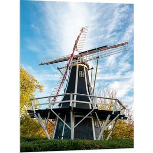 PVC Schuimplaat- Oude Zwarte Houten Windmolen onder Sluierbewolking - 75x100 cm Foto op PVC Schuimplaat