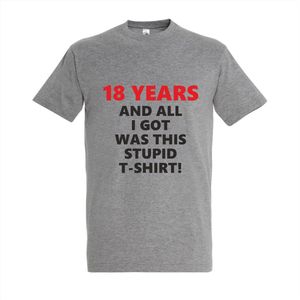 18 Jaar Verjaardag Cadeau - 18 jaar verjaardag - T-shirt 18 years and all i got was this stupid - Maat 3XL - Sport Grey Melange - 18 jaar verjaardag versiering - 18 jaar cadeaus