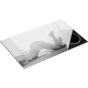 Chefcare Inductie Beschermer Vrouw in Bed klaar voor Seks - Erotiek - Zwart Wit - 85x50 cm - Afdekplaat Inductie - Kookplaat Beschermer - Inductie Mat