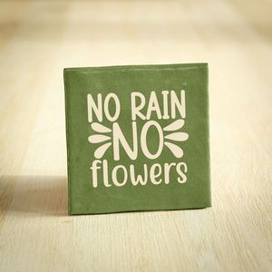 Tegeltje - No Rain No Flowers | Groen & Beige | 10x10cm - Interieur - Wijsheid - Tegelwijsheid - Spreuktegel - Keramiek - BONT