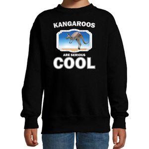 Dieren kangoeroes sweater zwart kinderen - kangaroos are serious cool trui jongens/ meisjes - cadeau kangoeroe/ kangoeroes liefhebber - kinderkleding / kleding 110/116