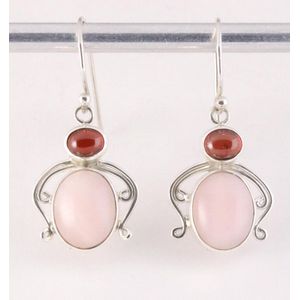 Fijne bewerkte zilveren oorbellen met roze opaal en granaat