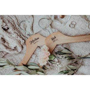 Bolletoet houten kledinghangers - trouwdatum + naam - trouwen