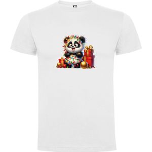 Wit T-Shirt met “Kleurrijke Leuk Kerst Pandabeer met Kerstlampjes in de war en Kado's / Vrolijk Kerstfeest “ Print Full Color Maat 3XL